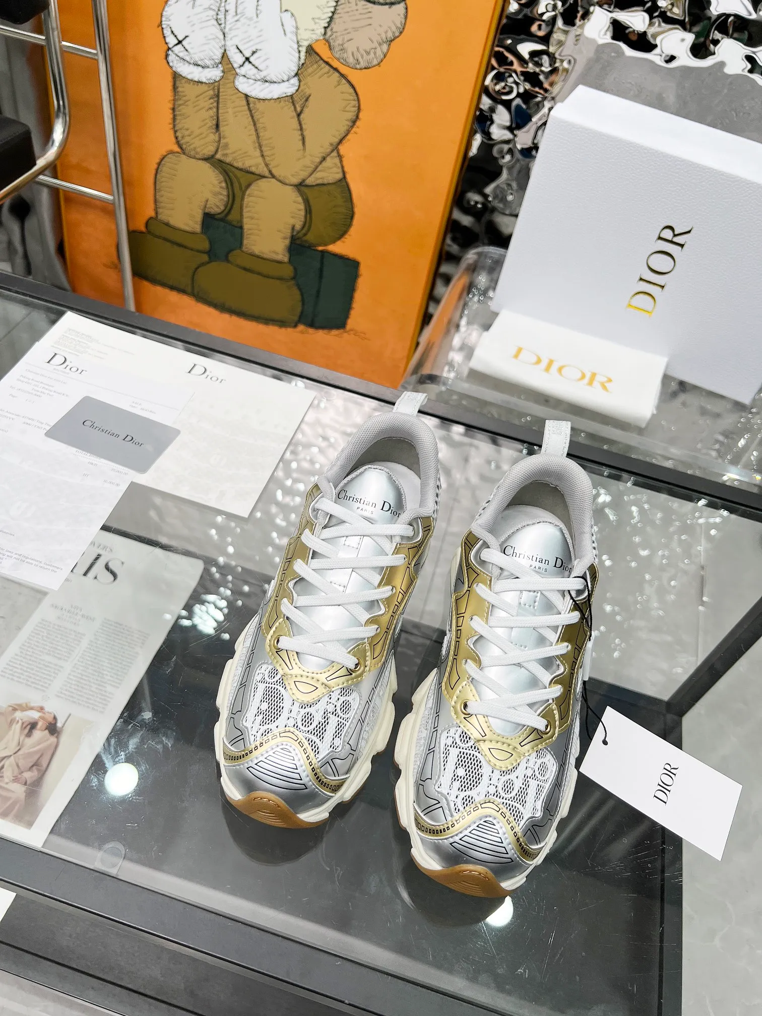 [Dior Dior] P: 580💰 ♺ Size: Female 35-41 Male 39-45 (Female 40.41 Male 45 custom-made) This Dior Chrono sneaker is a new product for the fall of 2024, reinterpreting running shoes in Dior's high-end style. White mesh fabric is paired with nude and silver-toned laminated leather-effect panels, and the CD logo on the sides, star patch on the tongue and Dior logo on the heel are many details to highlight the style. Featuring two-tone laces, a lightweight sole and star embellishments for a casual look all year round.